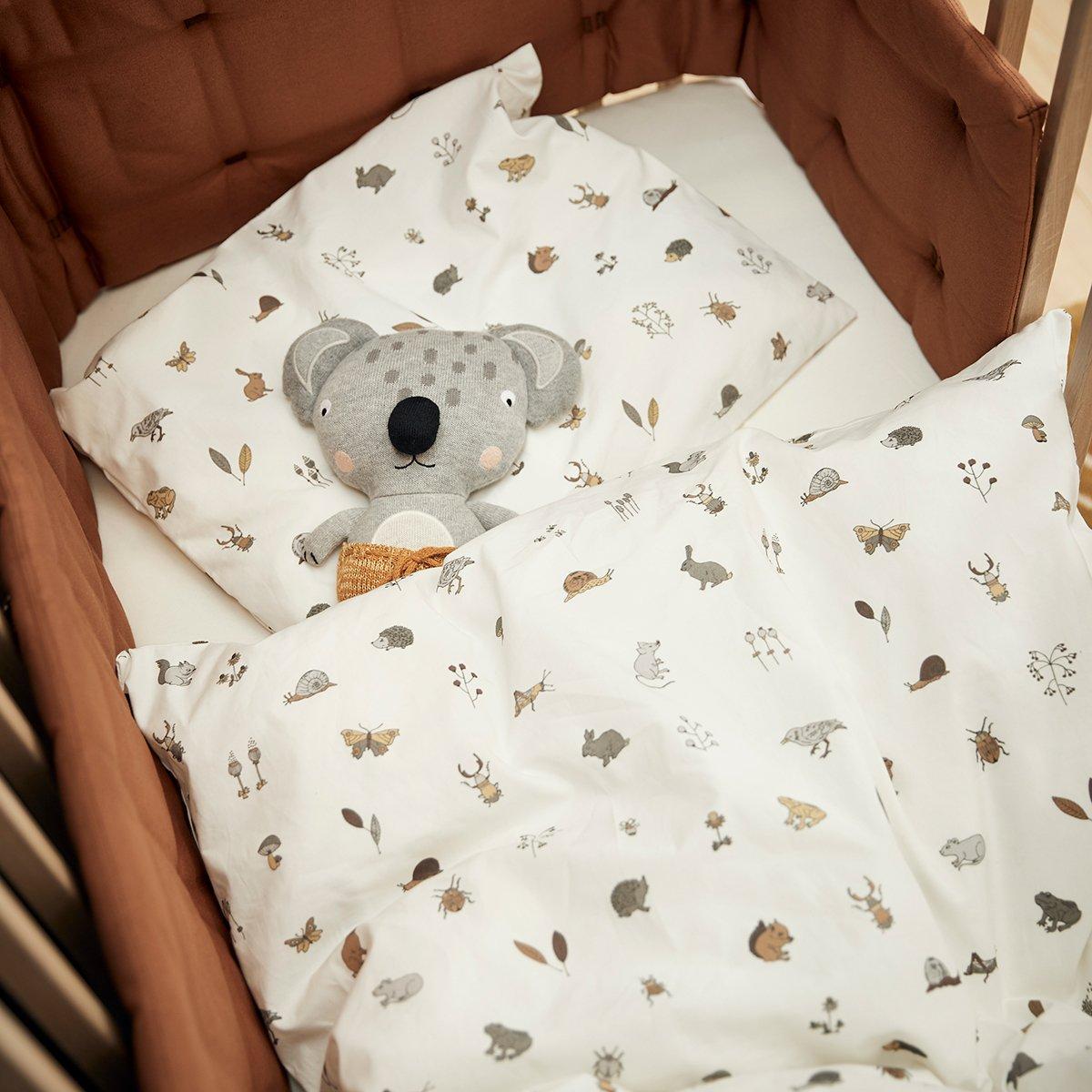 780024-77_Leander-Juniorbedding-100x140-Forrest-Cappuccino_6_1200x1200