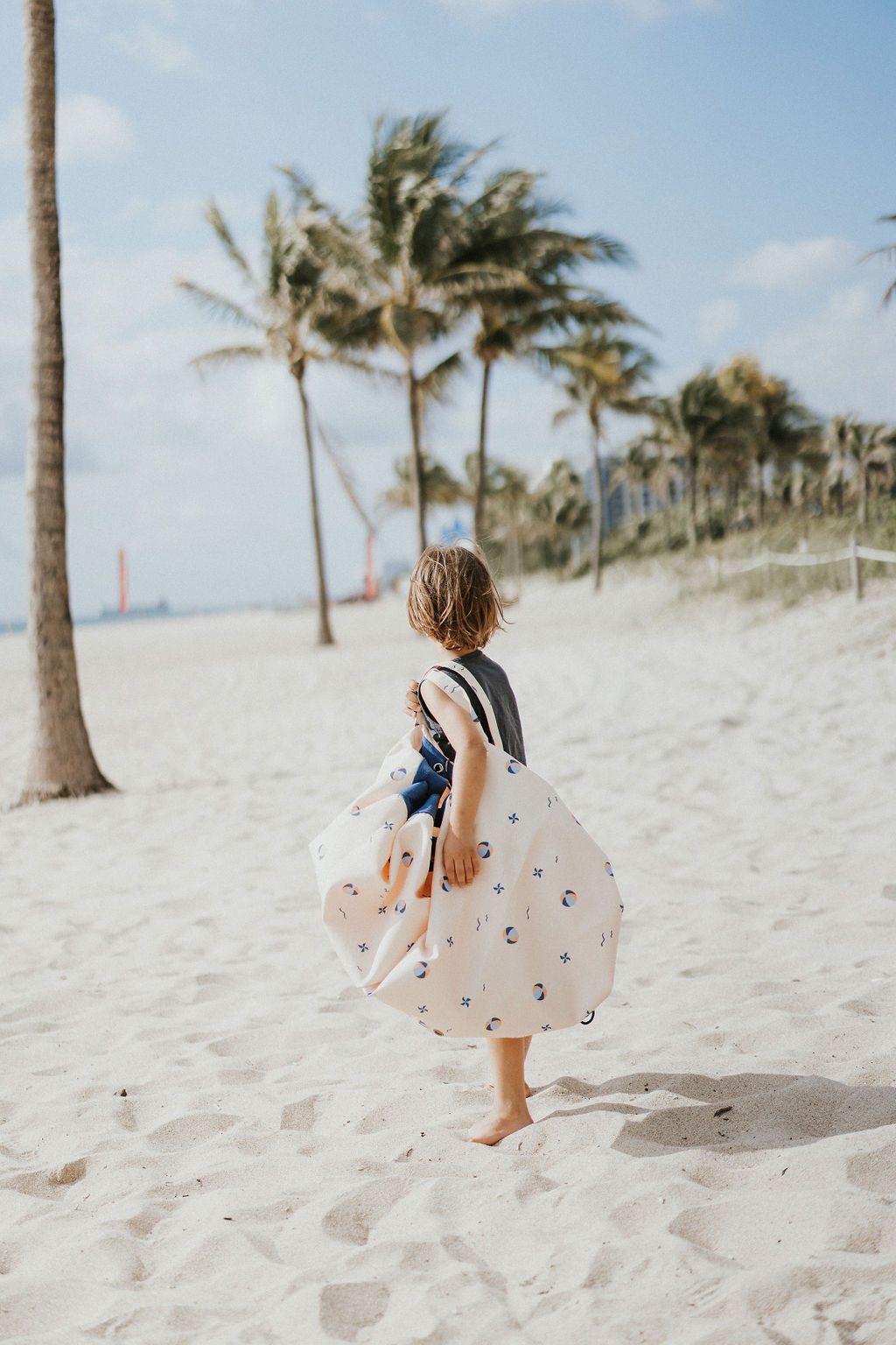 Playandgo_playmat_outdoor_balloon_boycarryingabag3_laurapalaciosphoto