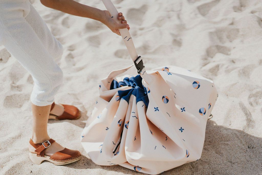 Playandgo_playmat_outdoor_balloon_girlandjustingclasp_laurapalaciosphoto_1200x1200
